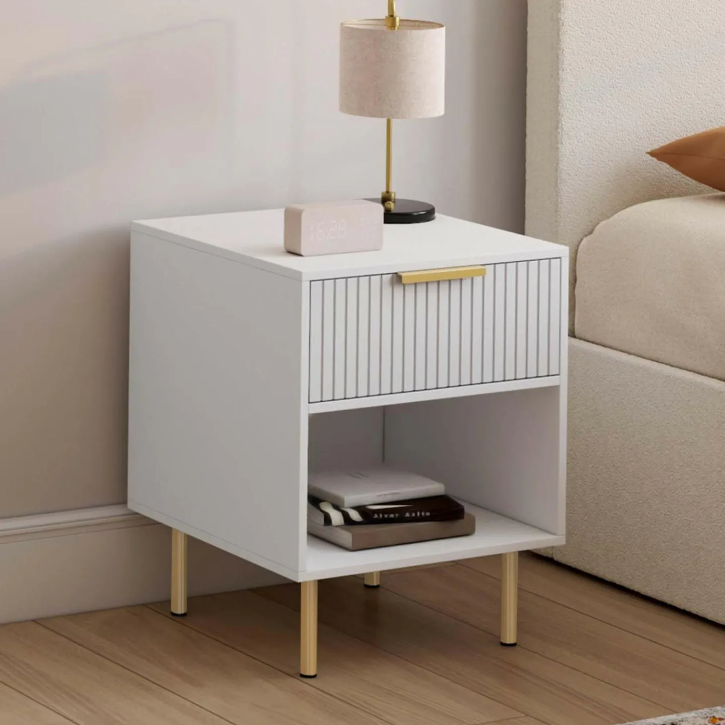 Lot de 2 tables de chevet bois blanc avec 1 tiroir lattes tasseau, une niche et pieds doré*IDMarket Clearance